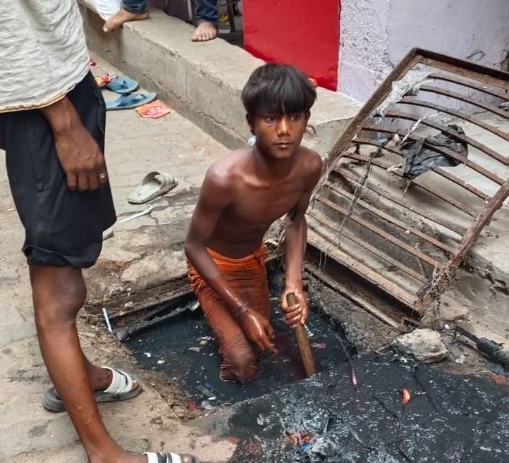 नगर निगम गया जी में बालश्रम का खुला खेल: नालियों में उतारे जा रहे अबोध बच्चे, कौन जिम्मेदार? 3 image editor output image 566634992 17796192480435695271304178527854 नगर निगम गया जी में बालश्रम का खुला खेल: नालियों में उतारे जा रहे अबोध बच्चे, कौन जिम्मेदार?