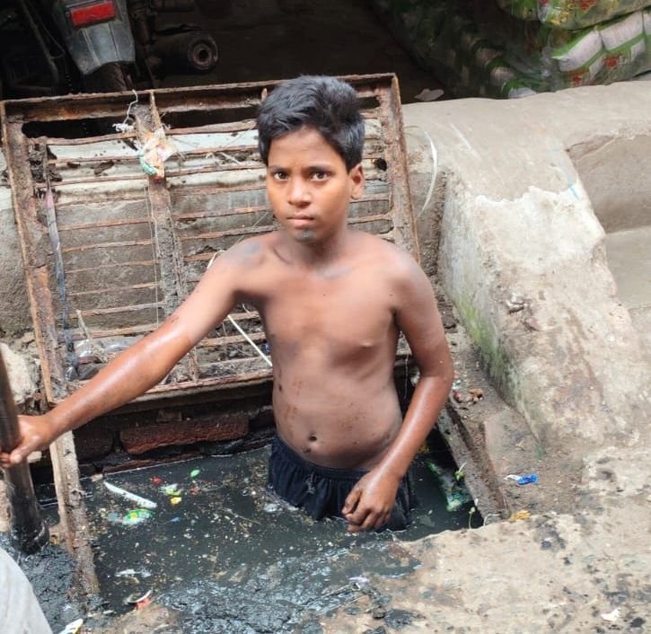 नगर निगम गया जी में बालश्रम का खुला खेल: नालियों में उतारे जा रहे अबोध बच्चे, कौन जिम्मेदार? 2 image editor output image 567558513 17796192085728874539275295605517 नगर निगम गया जी में बालश्रम का खुला खेल: नालियों में उतारे जा रहे अबोध बच्चे, कौन जिम्मेदार?