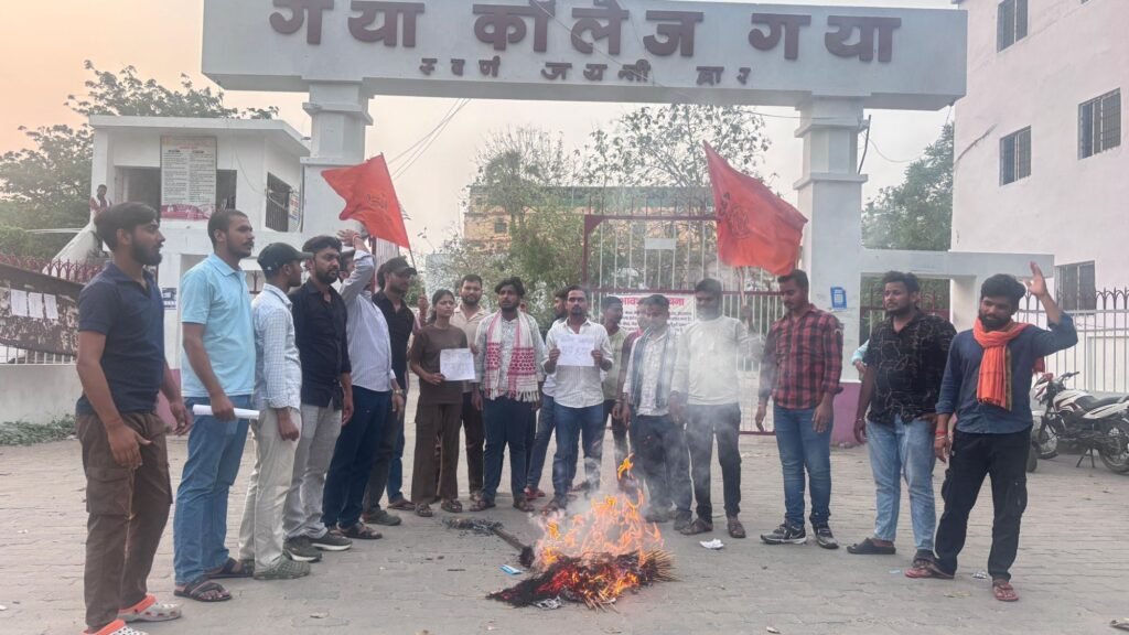 अभाविप ने गया कॉलेज, गया के प्राचार्य का फूंका पुतला, कहा- छात्रा के साथ हुई घटना अत्यंत दुर्भाग्यपूर्ण, दोषियों पर हो कठोर कार्रवाई 1 image editor output image 709360305 17794576955935761621231927636591 अभाविप ने गया कॉलेज, गया के प्राचार्य का फूंका पुतला, कहा- छात्रा के साथ हुई घटना अत्यंत दुर्भाग्यपूर्ण, दोषियों पर हो कठोर कार्रवाई