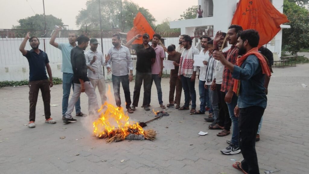 गया कॉलेज में परीक्षा के दौरान छात्रा ने दूसरी मंजिल से लगाई छलांग, इलाज जारी 2 image editor output image 762001002 17794543762689131756411293472124 गया कॉलेज में परीक्षा के दौरान छात्रा ने दूसरी मंजिल से लगाई छलांग, इलाज जारी