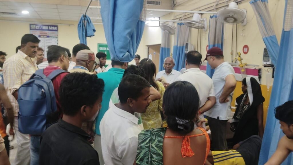 गया कॉलेज में परीक्षा के दौरान छात्रा ने दूसरी मंजिल से लगाई छलांग, इलाज जारी 3 image editor output image 765695086 17794535783085551800718510944540 गया कॉलेज में परीक्षा के दौरान छात्रा ने दूसरी मंजिल से लगाई छलांग, इलाज जारी