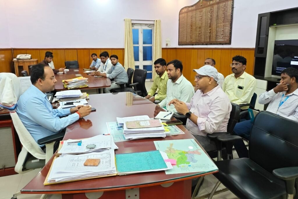 गया में बिजली कटौती पर डीएम सख्त: "भीषण गर्मी में ट्रिप नहीं होनी चाहिए सप्लाई" 1 image editor output image 847888455 17794396995727999406615028863867 गया में बिजली कटौती पर डीएम सख्त: "भीषण गर्मी में ट्रिप नहीं होनी चाहिए सप्लाई"