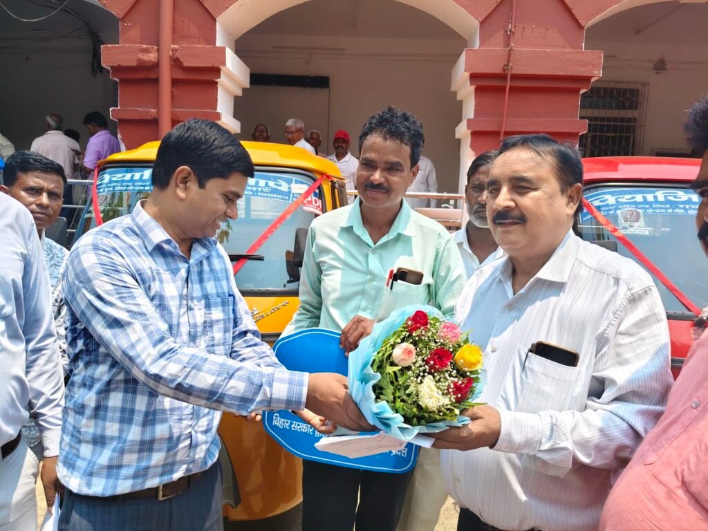 image editor output image944825785 17785688730939151716115328802805 गयाजी में मत्स्य पालकों को मिले 13 थ्री-व्हीलर आइस बॉक्स, डीएम ने किया वितरण, मुख्यमंत्री मछुआ कल्याण योजना: 19.50 लाख का अनुदान, ताजी मछली पहुंचेगी बाजार