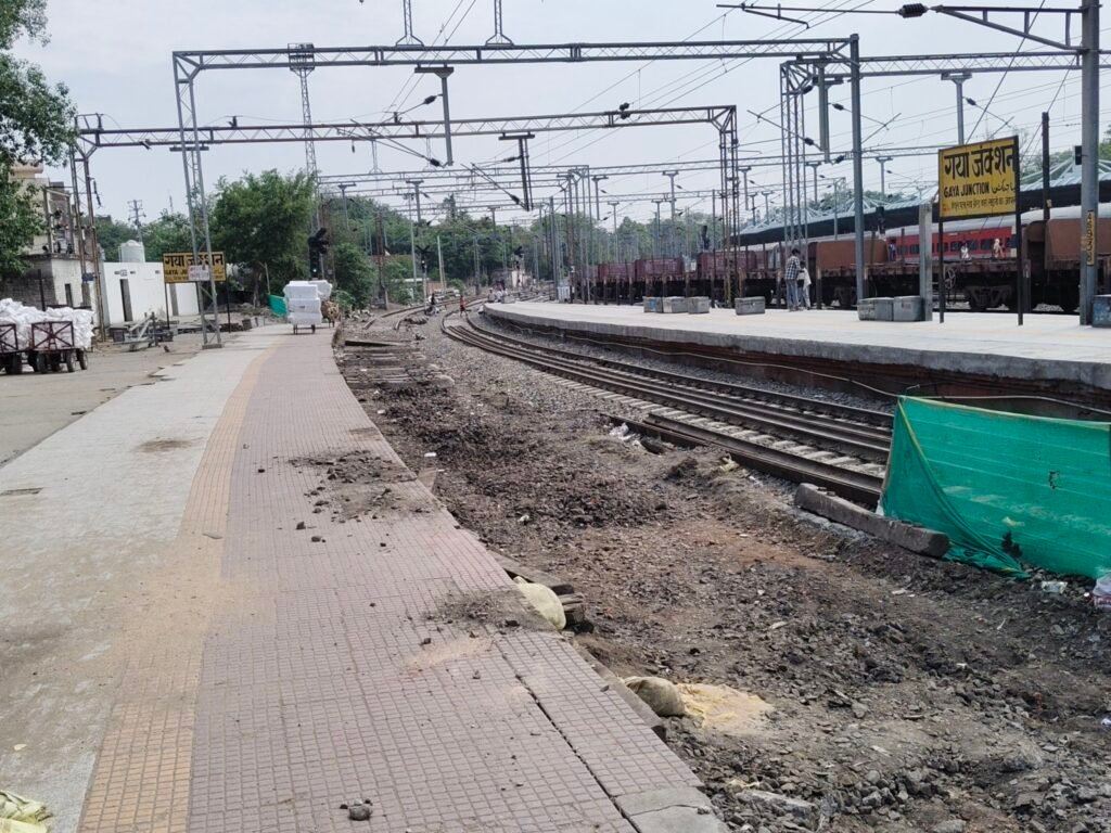 img 20260501 1349374265775855047748275 मंडल रेल प्रबंधक का औचक निरीक्षण: डीडीयू–गया रेलखंड पर सुरक्षा और यात्री सुविधा की गहन समीक्षा