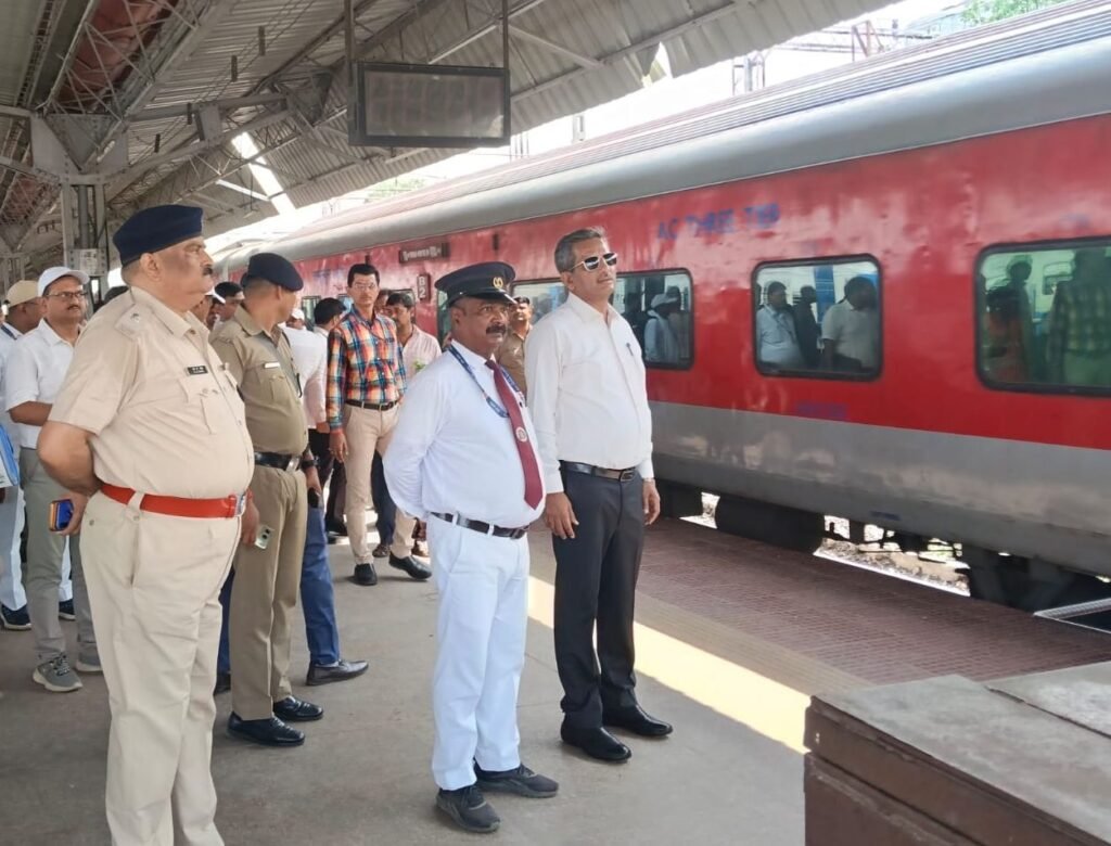 रेलवे बोर्ड के सदस्य (अवसंरचना) विवेक कुमार गुप्ता पहुंचे गया जंक्शन, विकास कार्यों की ली जानकारी 1 image editor output image 122150992 17808295033826954751008252264536 रेलवे बोर्ड के सदस्य (अवसंरचना) विवेक कुमार गुप्ता पहुंचे गया जंक्शन, विकास कार्यों की ली जानकारी
