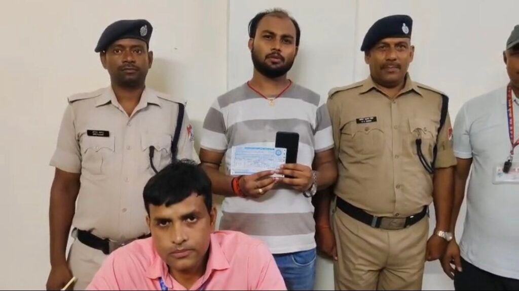 image editor output image 1689539051 17827228429988074519200380808338 गया जंक्शन टिकट दलाल केस: बरामद मोबाइल का CDR खोलेगा सरगना का राज? पहले भी पकड़े गए दलाल, फिर भी RPF के हाथ नहीं पहुंचे 'बड़े खिलाड़ी' तक