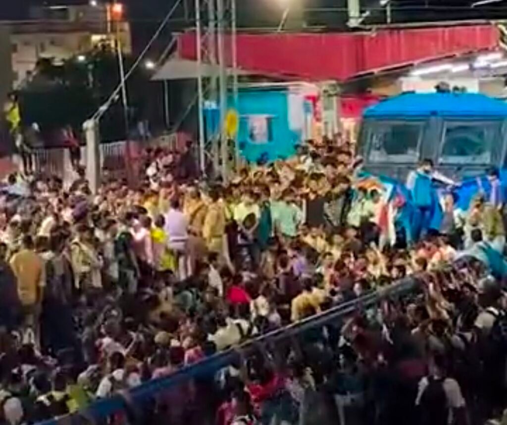 पाटलिपुत्र की घटना के बाद गया जंक्शन हाई अलर्ट पर: चप्पे-चप्पे पर फ्लैग मार्च, स्पेशल ट्रेनें तैयार, छुट्टी गए जवान भी बुलाए गए 1 image editor output image1521063162 1781422523847380687156840260682 पाटलिपुत्र की घटना के बाद गया जंक्शन हाई अलर्ट पर: चप्पे-चप्पे पर फ्लैग मार्च, स्पेशल ट्रेनें तैयार, छुट्टी गए जवान भी बुलाए गए