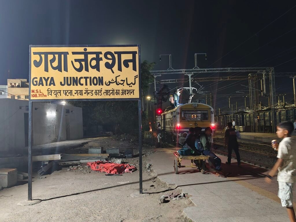 image editor output image1685649632 17821317154904413345870601753448 गया जंक्शन पर बेलगाम चोरी: ट्रेनों और प्लेटफॉर्म पर यात्रियों के लाखों के सामान उड़े, सुरक्षा व्यवस्था पर उठे सवाल