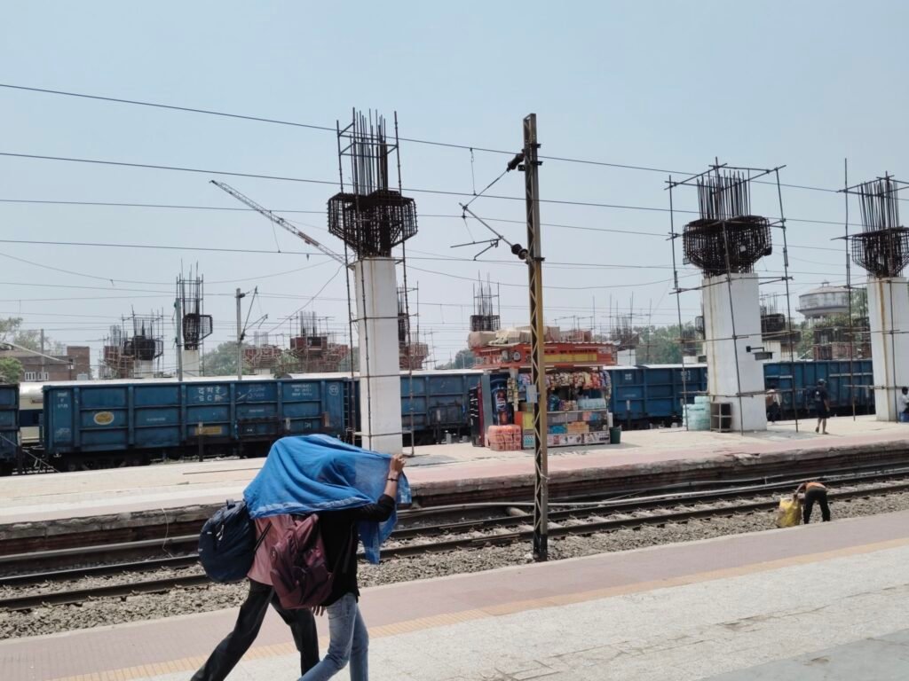 image editor output image1714415185 1780475270236297112077430095489 भीषण गर्मी में तपता रहा गया जंक्शन, यात्री शेड की कमी से यात्रियों की बढ़ी परेशानी