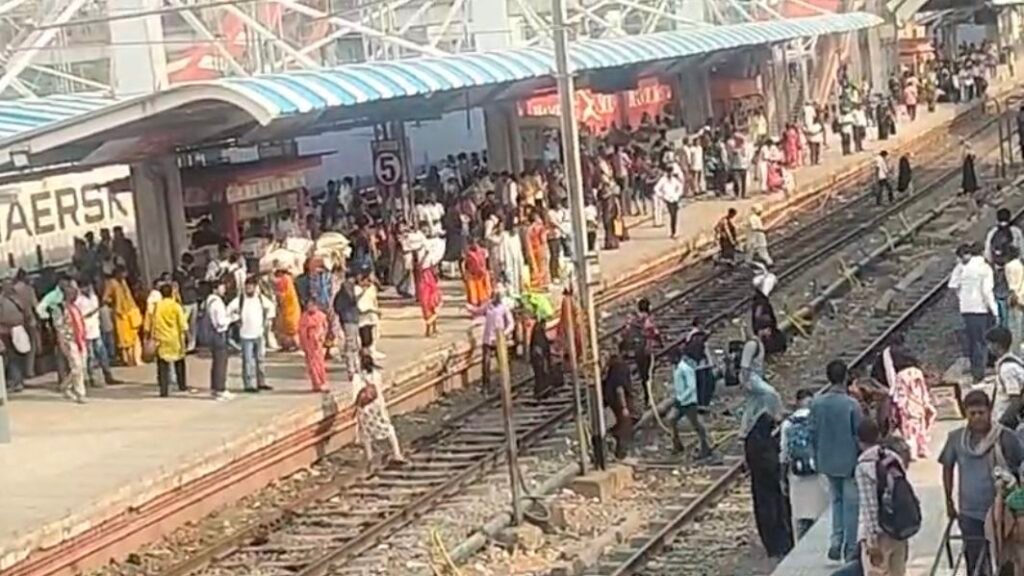 गया जंक्शन पर यात्रियों की जान जोखिम में, एफओबी के बजाय यात्री पटरियों पर आए, हादसे की आशंका,जिम्मेदार कौन? 1 image editor output image1862863738 17818701681873458940350871156888 गया जंक्शन पर यात्रियों की जान जोखिम में, एफओबी के बजाय यात्री पटरियों पर आए, हादसे की आशंका,जिम्मेदार कौन?
