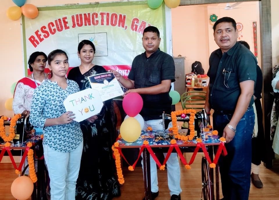 image editor output image 1015881295 17831582958822066435597911855580 'रेस्क्यू जंक्शन' की छात्राओं को उनकी सफलता पर रोटरी क्लब ने दिया सिलाई मशीन का तोहफा