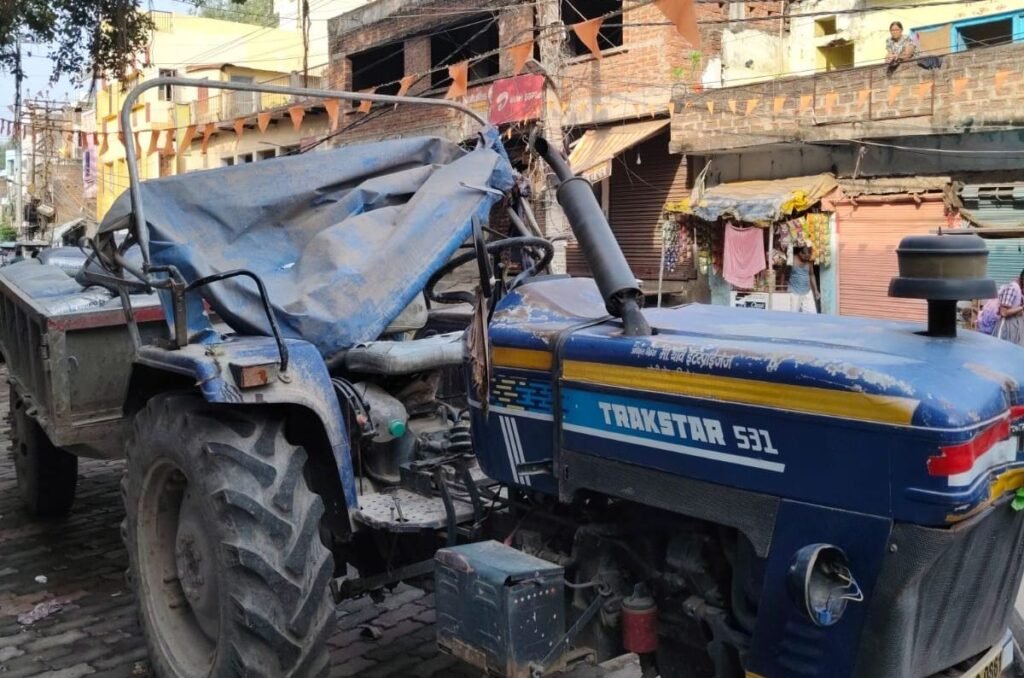 image editor output image 1146811056 17830453997493579836570181542785 बागेश्वरी गुमटी:आरओबी निर्माण के लिए लगाया गया हाई गेज बैरियर पूरी तरह क्षतिग्रस्त, स्टेशन रोड-पावरगंज-बागेश्वरी मार्ग पर यातायात प्रभावित
