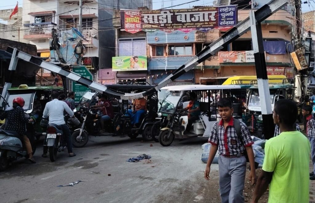 image editor output image 1149581619 17830453215268086770838556837859 बागेश्वरी गुमटी:आरओबी निर्माण के लिए लगाया गया हाई गेज बैरियर पूरी तरह क्षतिग्रस्त, स्टेशन रोड-पावरगंज-बागेश्वरी मार्ग पर यातायात प्रभावित