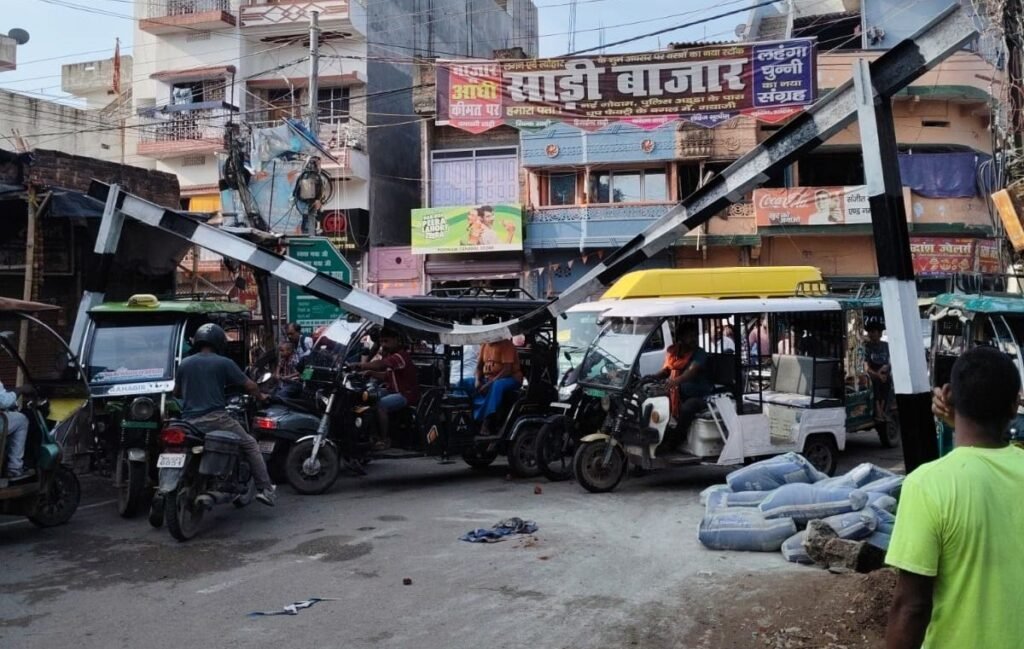 image editor output image 1169899081 17830453619207121285692179092124 बागेश्वरी गुमटी:आरओबी निर्माण के लिए लगाया गया हाई गेज बैरियर पूरी तरह क्षतिग्रस्त, स्टेशन रोड-पावरगंज-बागेश्वरी मार्ग पर यातायात प्रभावित