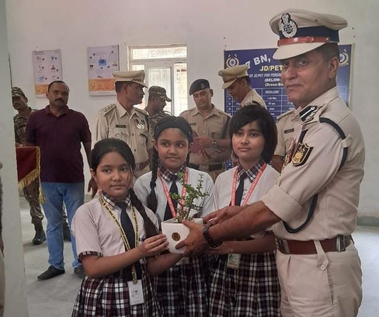 image editor output image 1211745068 17851600116024258471191706636444 47वीं बटालियन सीआरपीएफ में धूमधाम से मनाया गया 88वां स्थापना दिवस, बच्चों को सुरक्षा और राष्ट्रसेवा का दिया संदेश