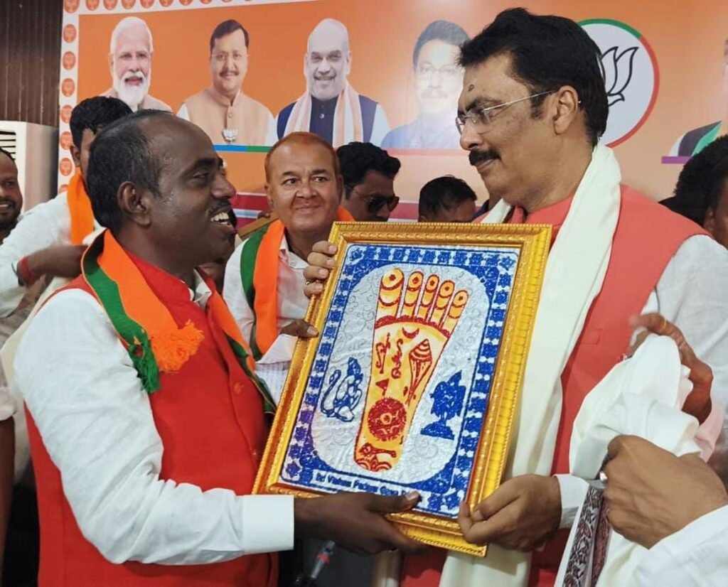 गया नगर निगम के वार्ड पार्षद ने थामा भाजपा का दामन, भारी संख्या में समर्थकों के साथ ग्रहण की पार्टी की सदस्यता 1 image editor output image 1216362673 17851498297992675937455539709148 गया नगर निगम के वार्ड पार्षद ने थामा भाजपा का दामन, भारी संख्या में समर्थकों के साथ ग्रहण की पार्टी की सदस्यता