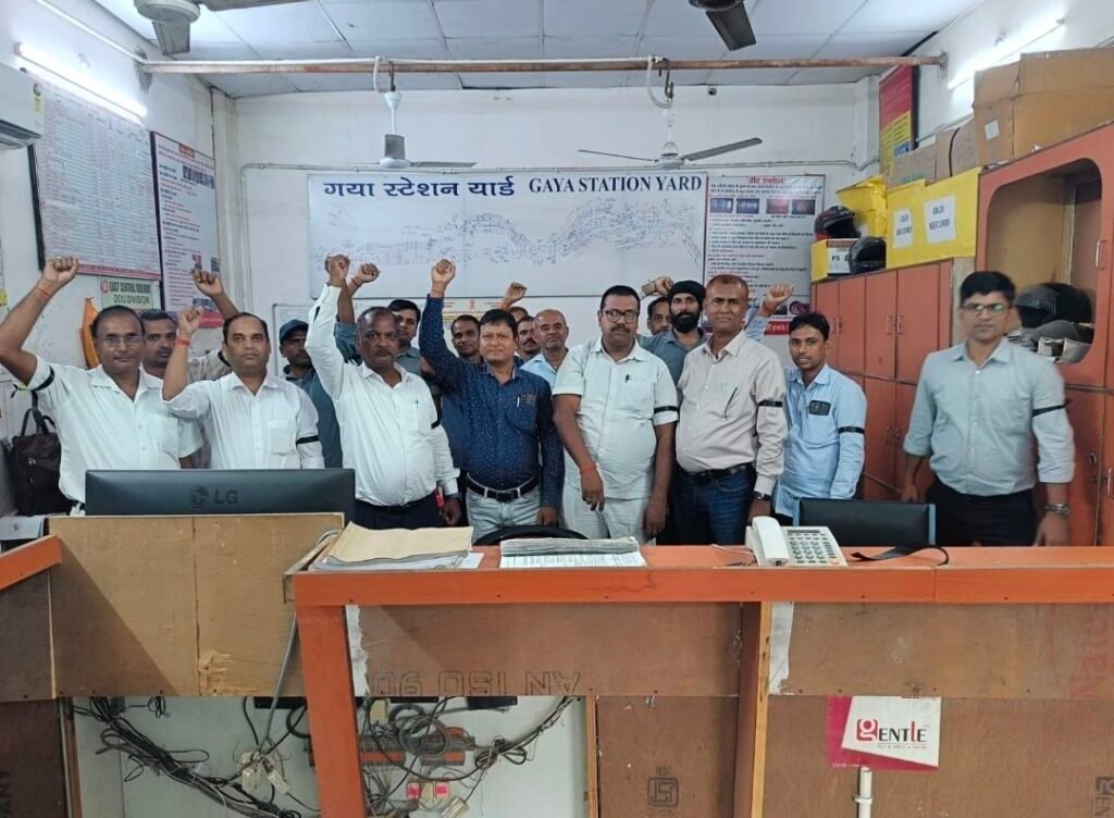 आगरा कैंट के उप स्टेशन अधीक्षक के साथ मारपीट की घटना के विरोध में काली पट्टी, कहा- रेलवे के लिए काला अध्याय: मिथिलेश 1 image editor output image 1284800737 1783946276685430009724149655422 आगरा कैंट के उप स्टेशन अधीक्षक के साथ मारपीट की घटना के विरोध में काली पट्टी, कहा- रेलवे के लिए काला अध्याय: मिथिलेश