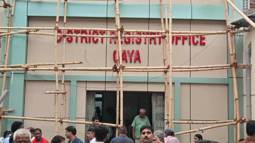 जिला निबंधन कार्यालय का हो रहा कायाकल्प, लेकिन दीवारों पर गया 'जी' गायब 1 image editor output image 1384802803 17839450454517665074958285331195 जिला निबंधन कार्यालय का हो रहा कायाकल्प, लेकिन दीवारों पर गया 'जी' गायब