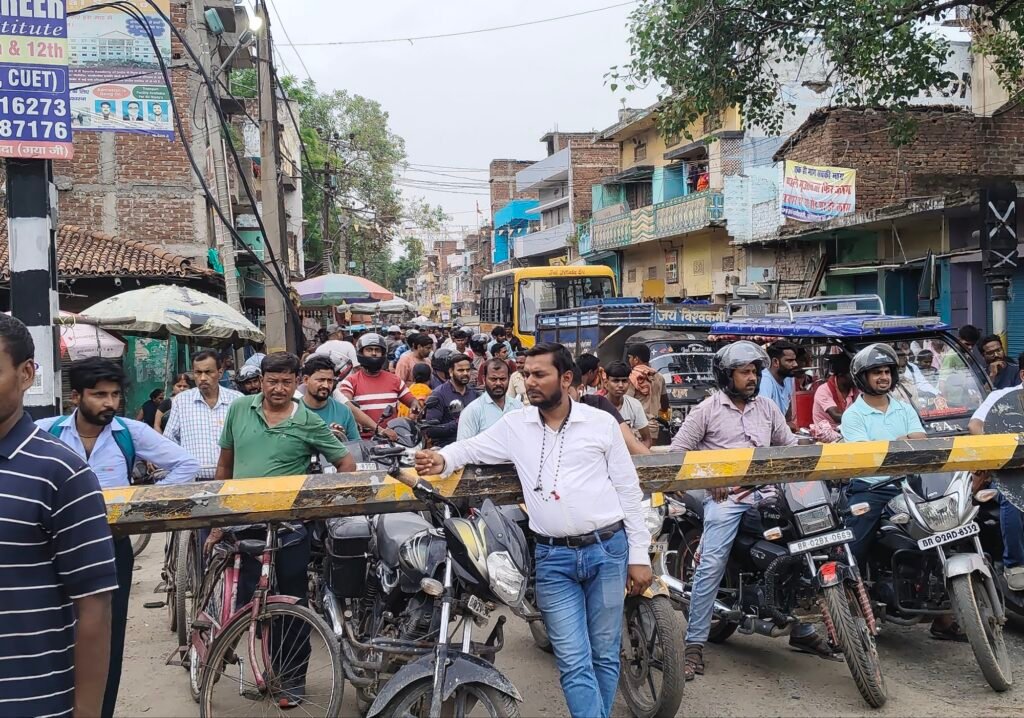 image editor output image 1418477459 17835860754543084143392804179500 बागेश्वरी गुमटी आरओबी पर मुआवजे की मांग तेज, दुकानें रहीं बंद; 15 मीटर तक ही होगी शुरुआती बैरिकेडिंग