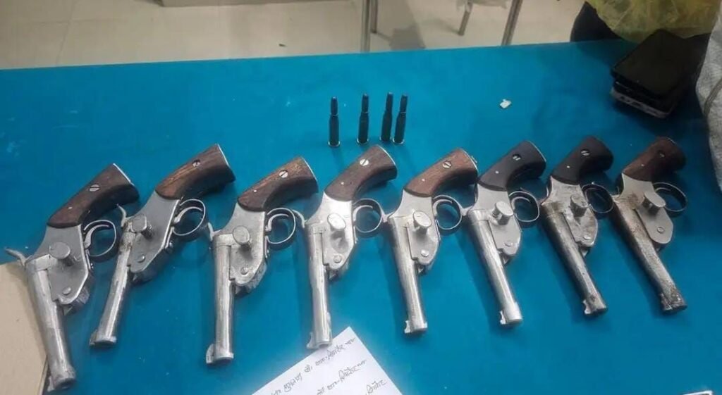 गया में STF और गया पुलिस की बड़ी कार्रवाई, 8 देसी कट्टा व 4 कारतूस बरामद, 2 गिरफ्तार 1 image editor output image 1697455980 17837870209716090618772616158310 गया में STF और गया पुलिस की बड़ी कार्रवाई, 8 देसी कट्टा व 4 कारतूस बरामद, 2 गिरफ्तार