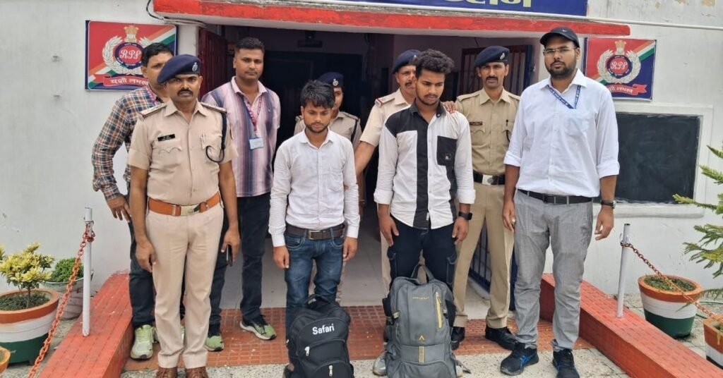 आरपीएफ की बड़ी कार्रवाई: 12.740 किलो गांजा के साथ रोहतास का दो तस्कर गिरफ्तार, कीमत 6.37 लाख 1 image editor output image 440445075 17835297809576659278509378810217 आरपीएफ की बड़ी कार्रवाई: 12.740 किलो गांजा के साथ रोहतास का दो तस्कर गिरफ्तार, कीमत 6.37 लाख