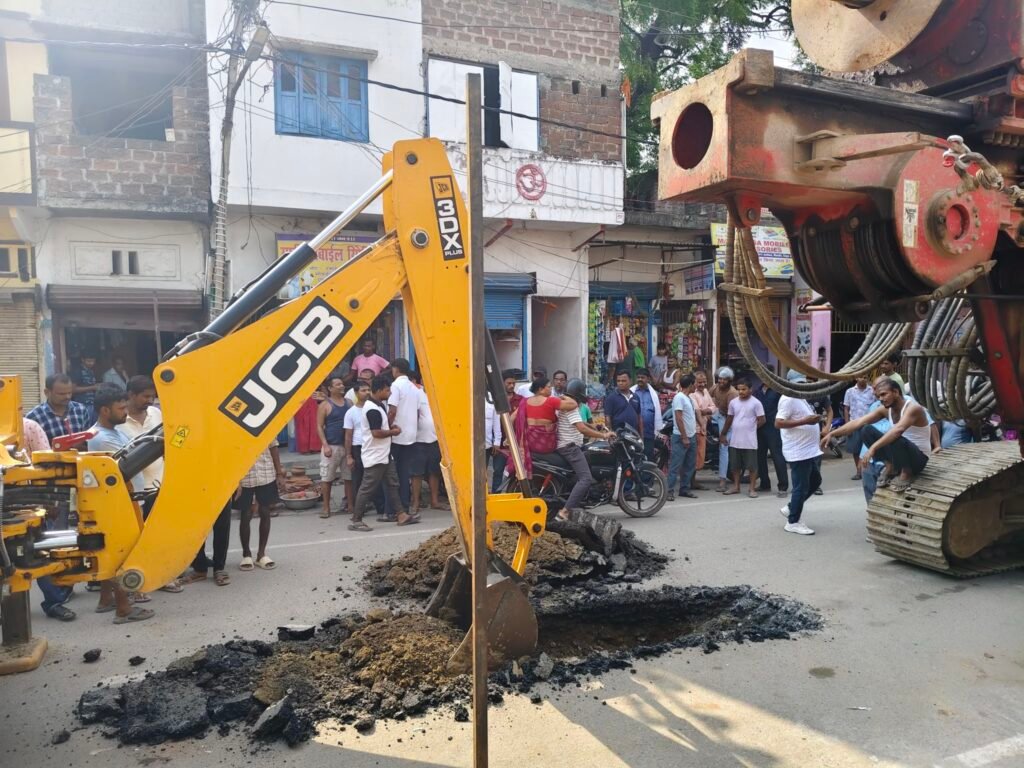 बागेश्वरी गुमटी आरओबी: पिलर निर्माण के लिए शुरू हुई खुदाई, रेल प्रशासन ने किया निरीक्षण, अतिक्रमण हटाने पर मंथन 3 image editor output image 853070534 17841131338456969200109120532432 बागेश्वरी गुमटी आरओबी: पिलर निर्माण के लिए शुरू हुई खुदाई, रेल प्रशासन ने किया निरीक्षण, अतिक्रमण हटाने पर मंथन
