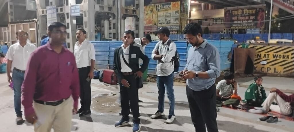 गया जंक्शन पहुंचे सीनियर डीसीएम, वर्ल्ड क्लास स्टेशन के काम में तेजी लाने का निर्देश, वेटिंग हॉल में एसी लगाने का भी दिया आदेश 1 image editor output image 932338647 17853357813481323141023219733312 गया जंक्शन पहुंचे सीनियर डीसीएम, वर्ल्ड क्लास स्टेशन के काम में तेजी लाने का निर्देश, वेटिंग हॉल में एसी लगाने का भी दिया आदेश