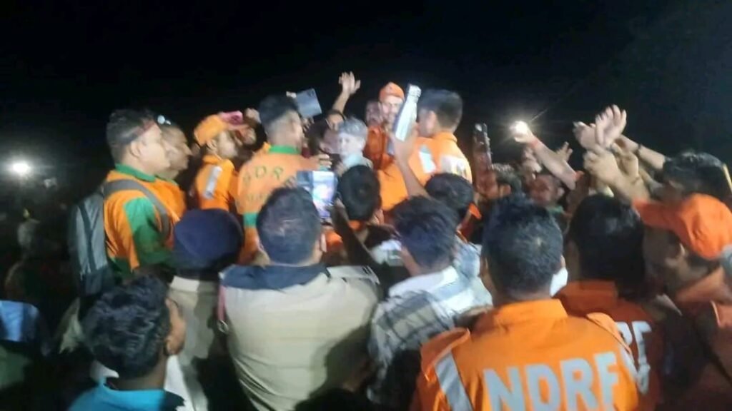 लाखों की दुआएं काम आई: बोरवेल से सकुशल निकाला गया तीन वर्षीय पीयूष, राहत-बचाव अभियान सफल 3 image editor output image 953435859 1784257244095443455733601308532 लाखों की दुआएं काम आई: बोरवेल से सकुशल निकाला गया तीन वर्षीय पीयूष, राहत-बचाव अभियान सफल