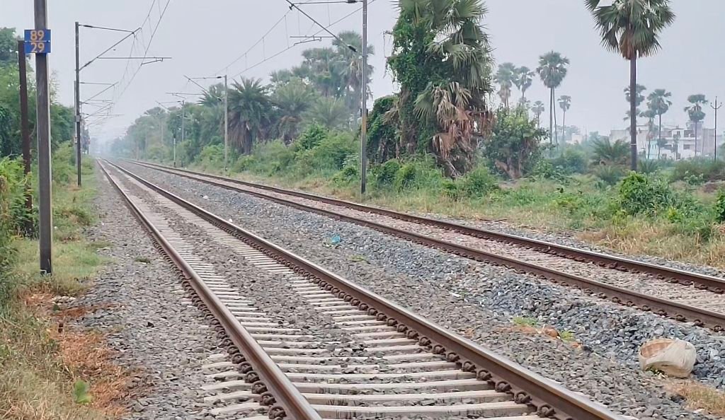सात रेलकर्मियों पर गिरी गाज, ड्यूटी में लापरवाही बरतने का आरोप, ड्यूटी करने के बजाय इधर उधर रहे थे घूम 1 image editor output image 993503439 17832094276362398055728736204338 सात रेलकर्मियों पर गिरी गाज, ड्यूटी में लापरवाही बरतने का आरोप, ड्यूटी करने के बजाय इधर उधर रहे थे घूम