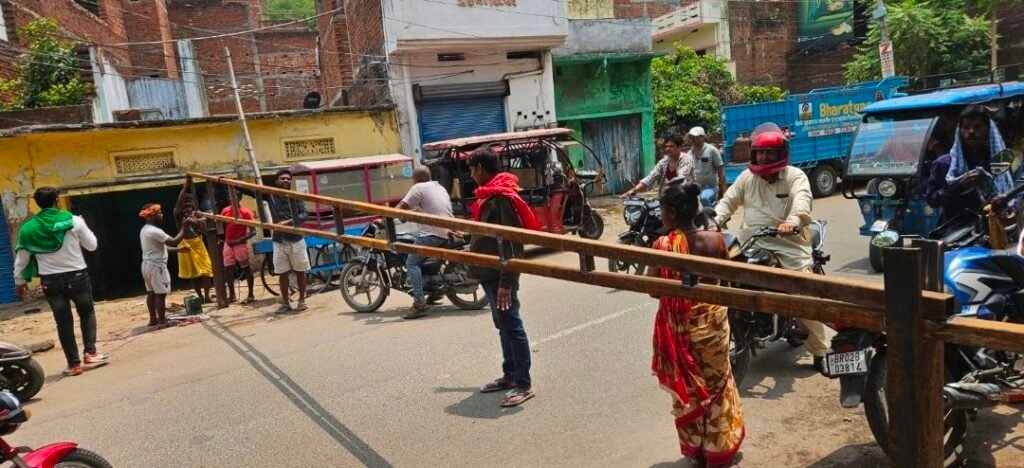 बागेश्वरी ROB निर्माण तेज: कलाली मोड़ के बाद अब गांधी मोड़ के पास भी लगा बैरियर, बड़े वाहनों की आवाजाही बंद, जरूरत पर खोला जा सकेगा रास्ता 1 image editor output image1048420825 17828941393254775745721831131432 बागेश्वरी ROB निर्माण तेज: कलाली मोड़ के बाद अब गांधी मोड़ के पास भी लगा बैरियर, बड़े वाहनों की आवाजाही बंद, जरूरत पर खोला जा सकेगा रास्ता