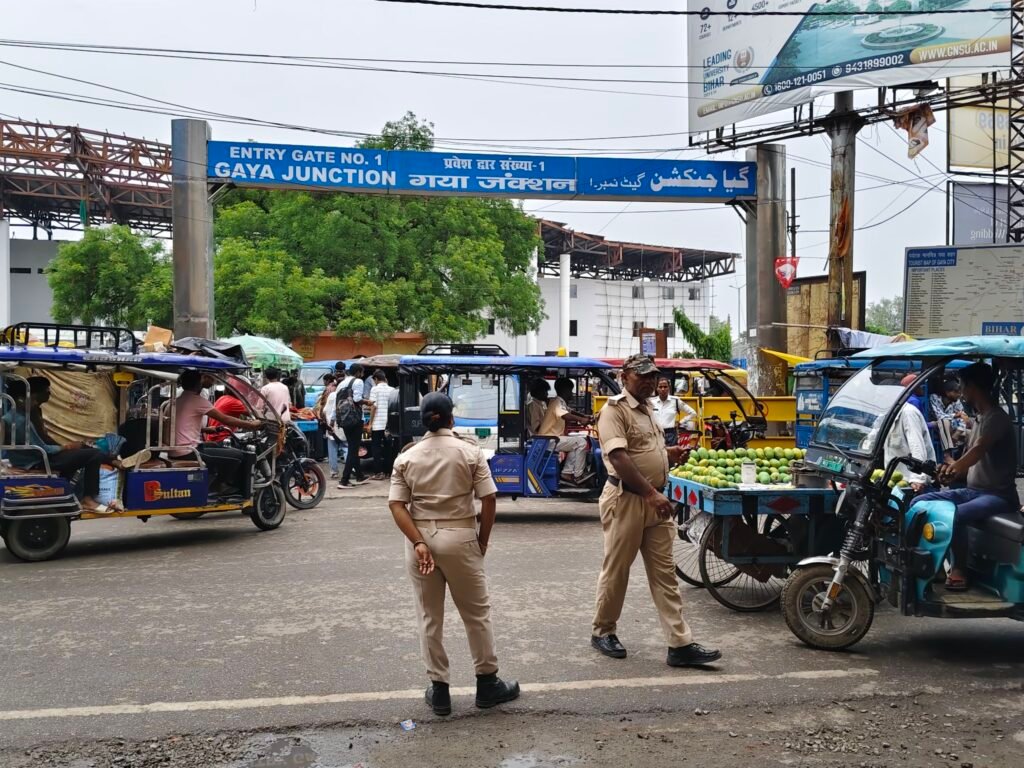 वीवीआईपी दौरे के दिन भी नहीं सुधरी व्यवस्था: गया जंक्शन के अंदर-बाहर ऑटो-ई रिक्शा चालकों की मनमानी 1 image editor output image1521577563 17837819104412114572429614295542 वीवीआईपी दौरे के दिन भी नहीं सुधरी व्यवस्था: गया जंक्शन के अंदर-बाहर ऑटो-ई रिक्शा चालकों की मनमानी