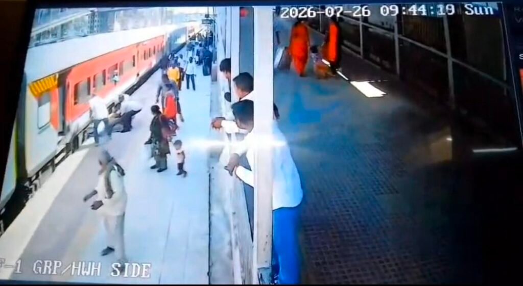 image editor output image1675933039 17850565008118433429926697692301 गया जंक्शन पर RPF की बहादुरी! चलती ट्रेन से उतरते समय गिरे यात्री की जान बचाई