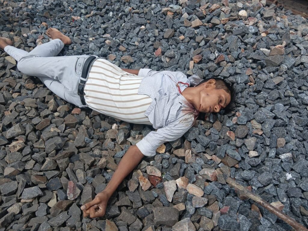 गया-पटना रेलखंड पर ट्रेन से गिरकर युवक की मौत, पहचान नहीं हुई 1 image editor output image1878852020 17853955689223509396827211162466 गया-पटना रेलखंड पर ट्रेन से गिरकर युवक की मौत, पहचान नहीं हुई