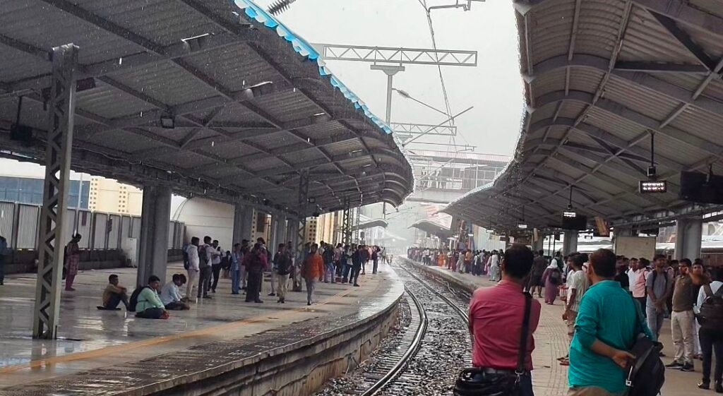 विश्वस्तरीय बनने की राह में गया जंक्शन की बदहाल तस्वीर: हल्की बारिश में प्लेटफॉर्म पर बहने लगी पानी की धारा, सफाई व्यवस्था पर भी सवाल 1 image editor output image443498614 17833998220977440558262975061260 विश्वस्तरीय बनने की राह में गया जंक्शन की बदहाल तस्वीर: हल्की बारिश में प्लेटफॉर्म पर बहने लगी पानी की धारा, सफाई व्यवस्था पर भी सवाल