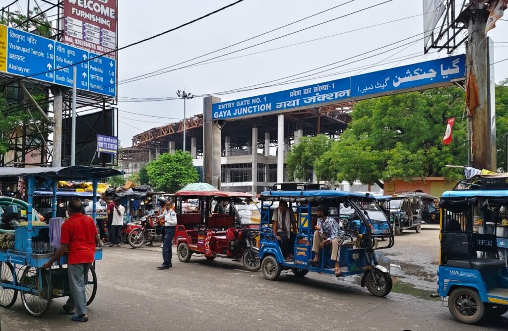 वीवीआईपी दौरे के दिन भी नहीं सुधरी व्यवस्था: गया जंक्शन के अंदर-बाहर ऑटो-ई रिक्शा चालकों की मनमानी 2 image editor output image719037814 1783781942852746911206354275449 वीवीआईपी दौरे के दिन भी नहीं सुधरी व्यवस्था: गया जंक्शन के अंदर-बाहर ऑटो-ई रिक्शा चालकों की मनमानी