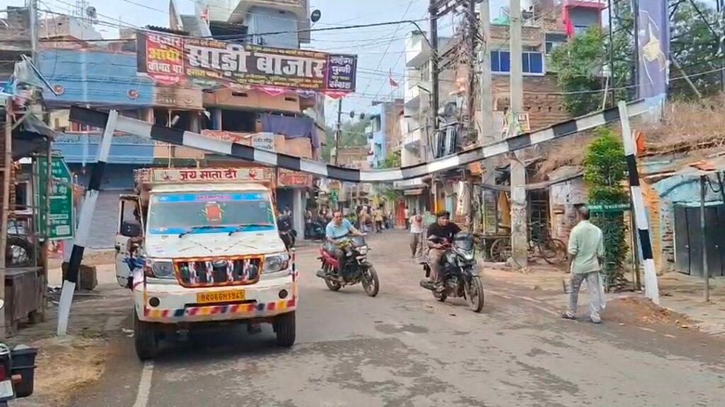 बागेश्वरी आरओबी निर्माण क्षेत्र में लगा हाई गेज बैरियर क्षतिग्रस्त, हादसा टला, लोग व्यवस्था पर उठाए सवाल 1 image editor output image812757368 17829619470096831487805250362769 बागेश्वरी आरओबी निर्माण क्षेत्र में लगा हाई गेज बैरियर क्षतिग्रस्त, हादसा टला, लोग व्यवस्था पर उठाए सवाल