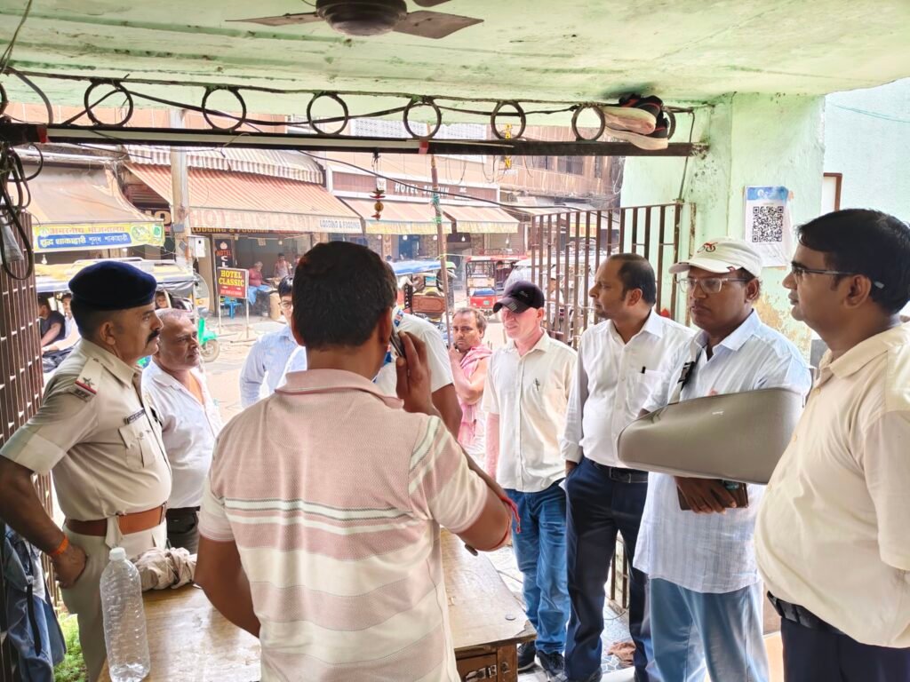 image editor output image 1004090217 17863493998772110566140789719271 स्टेशन रोड के शौचालय एवं स्नानागार का गंदा पानी रेल क्षेत्र में गिरने पर जताई नाराजगी, एसआईजी टीम ने तत्काल बंद करने को कहा