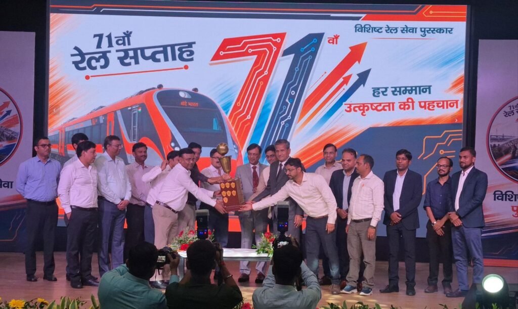 विशिष्ट रेल सेवा पुरस्कार-2026: डीडीयू मंडल ने रचा नया कीर्तिमान, 21 विभागीय शील्ड और 16 रेलकर्मी सम्मानित 1 image editor output image 1044610226 17861119149857699916734610781421 विशिष्ट रेल सेवा पुरस्कार-2026: डीडीयू मंडल ने रचा नया कीर्तिमान, 21 विभागीय शील्ड और 16 रेलकर्मी सम्मानित