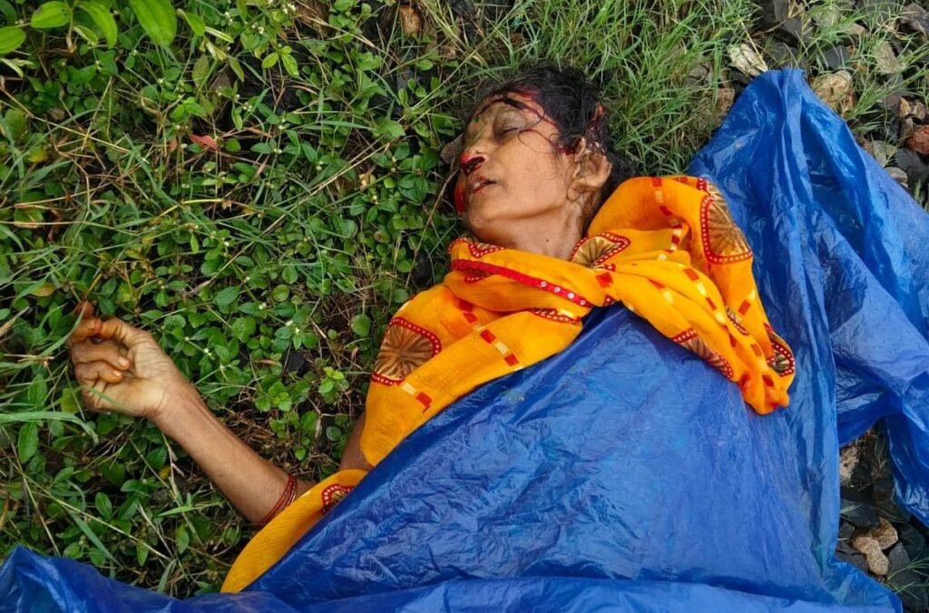 गया-डीडीयू रेलखंड पर चलती ट्रेन से गिरकर महिला की मौत, पहचान में जुटी रेल पुलिस 1 image editor output image 1159126830 17860835457243256738843650412415 गया-डीडीयू रेलखंड पर चलती ट्रेन से गिरकर महिला की मौत, पहचान में जुटी रेल पुलिस