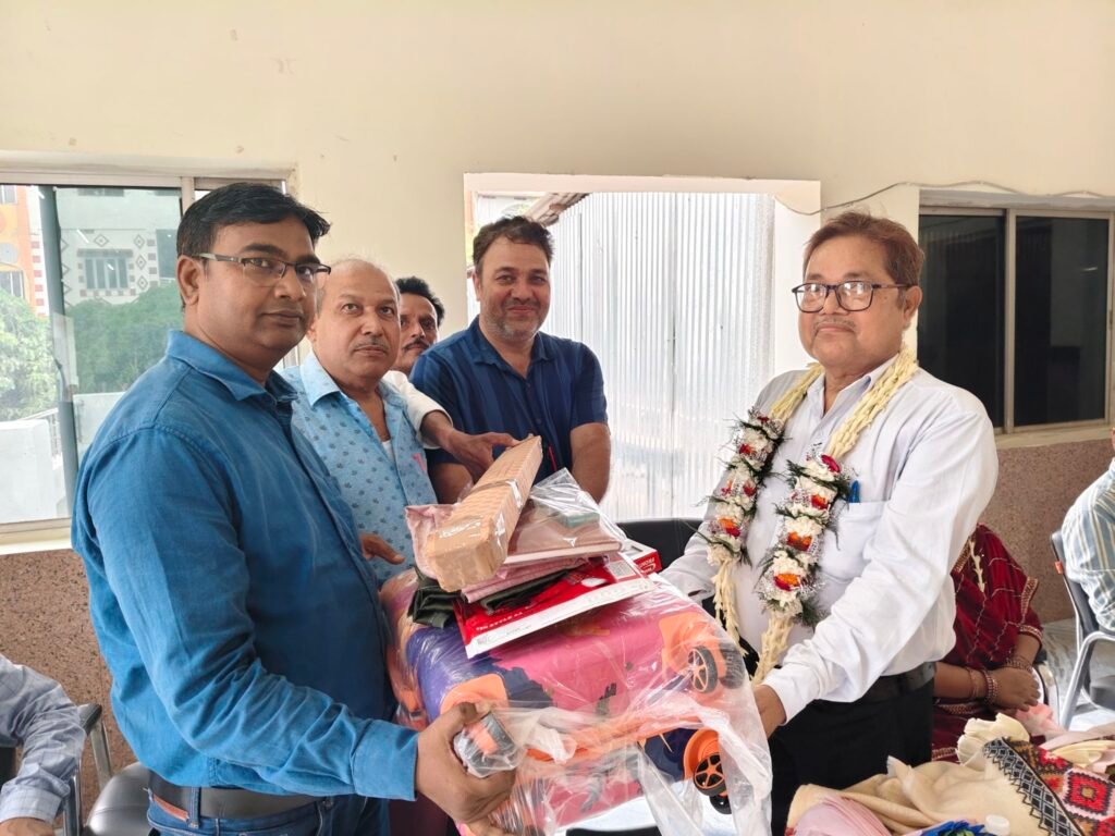 image editor output image 1316635579 17856772203821602879820084617580 गया जंक्शन के बुकिंग सुपरवाइजर अख्तर हुसैन को भावभीनी विदाई, 23 साल की निष्कलंक सेवा की सराहना