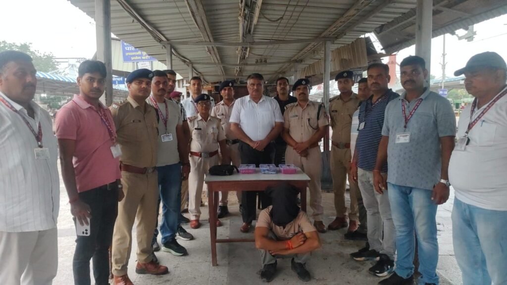 image editor output image 1368345655 17859405717331526548393660213321 रेलवे स्टेशन पर 22 लाख रुपये की अफीम के साथ तस्कर गिरफ्तार, ऑपरेशन नारकोस के तहत आरपीएफ की बड़ी कार्रवाई