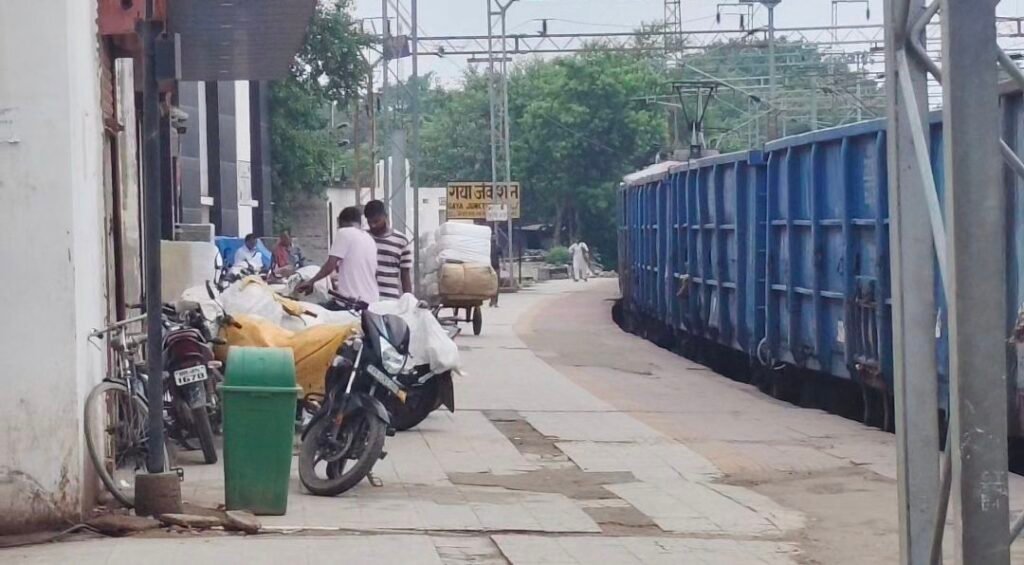 image editor output image 1733387250 17861042458883164193004112488449 स्वतंत्रता दिवस को लेकर रेलवे अलर्ट: 12 से 15 अगस्त तक पार्सल बुकिंग पर रहेगी रोक, आदेश सभी जोन के लिए जारी