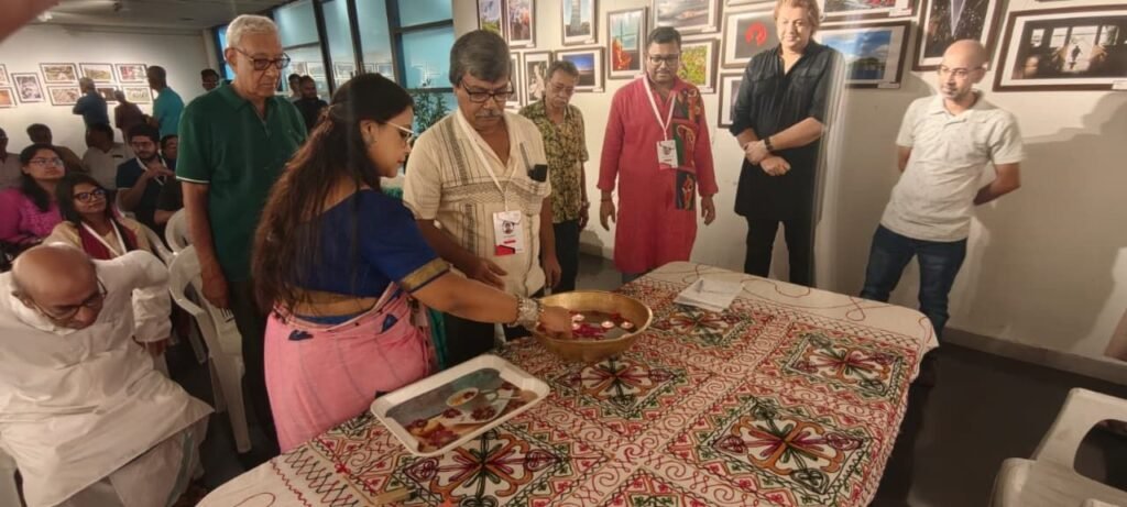 कोलकाता में "कोज़ी कैप्चर 26" फोटो प्रदर्शनी का आयोजन, गया के रूपक सिन्हा की बोधगया तस्वीर को मिली विशेष सराहना 2 image editor output image 1780528879 17856654661423112034091251350263 कोलकाता में "कोज़ी कैप्चर 26" फोटो प्रदर्शनी का आयोजन, गया के रूपक सिन्हा की बोधगया तस्वीर को मिली विशेष सराहना