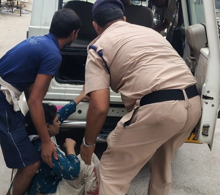 चलती ट्रेन से उतरने के दौरान घायल हुई महिला, RPF ने पहुंचाई मेडिकल सहायता, नहीं हुई है पहचान 1 image editor output image 1783443213 178670941164918776115261330083 चलती ट्रेन से उतरने के दौरान घायल हुई महिला, RPF ने पहुंचाई मेडिकल सहायता, नहीं हुई है पहचान