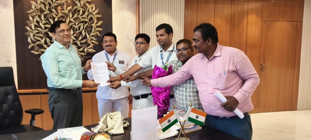 स्टेशन मास्टरों के शिष्टमंडल ने रेल अधिकारियों को सौंपा ज्ञापन, आगरा कैंट मामले की निष्पक्ष जांच कर रिपोर्ट सार्वजनिक करने की मांग 1 image editor output image 1972554797 17866131477441514437883740268166 स्टेशन मास्टरों के शिष्टमंडल ने रेल अधिकारियों को सौंपा ज्ञापन, आगरा कैंट मामले की निष्पक्ष जांच कर रिपोर्ट सार्वजनिक करने की मांग