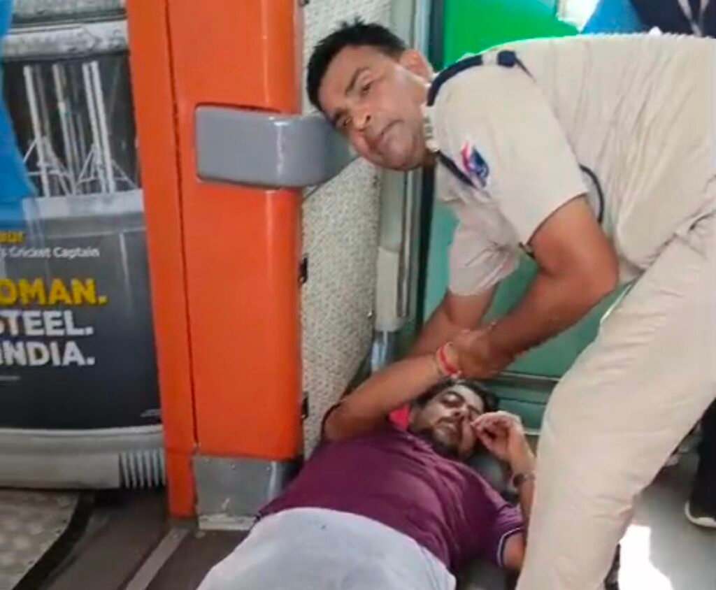 गया जंक्शन पर RPF की तत्परता से बची यात्री की जान, गोल्डन ऑवर में CPR देकर लौटाई सांस 1 image editor output image 542187555 17867087539682524873045841643033 गया जंक्शन पर RPF की तत्परता से बची यात्री की जान, गोल्डन ऑवर में CPR देकर लौटाई सांस