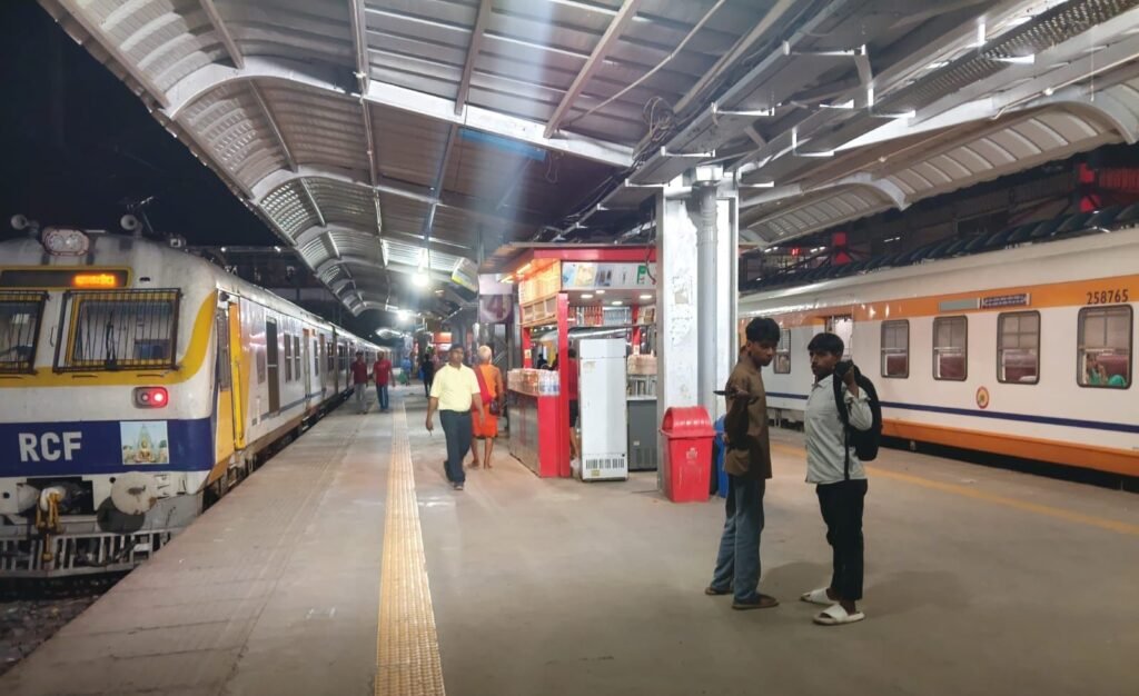तकनीकी खराबी से कोडरमा-वैशाली मेमू ट्रेन हुई लेट, गया में बदली गई रैक, रास्ते में यात्रियों का हंगामा 3 image editor output image 816920981 17862920142964885616797654290607 तकनीकी खराबी से कोडरमा-वैशाली मेमू ट्रेन हुई लेट, गया में बदली गई रैक, रास्ते में यात्रियों का हंगामा