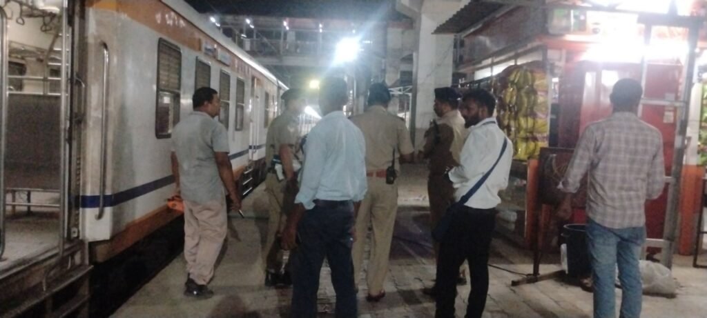 तकनीकी खराबी से कोडरमा-वैशाली मेमू ट्रेन हुई लेट, गया में बदली गई रैक, रास्ते में यात्रियों का हंगामा 1 image editor output image 817844502 17862918300795209559085692597124 तकनीकी खराबी से कोडरमा-वैशाली मेमू ट्रेन हुई लेट, गया में बदली गई रैक, रास्ते में यात्रियों का हंगामा
