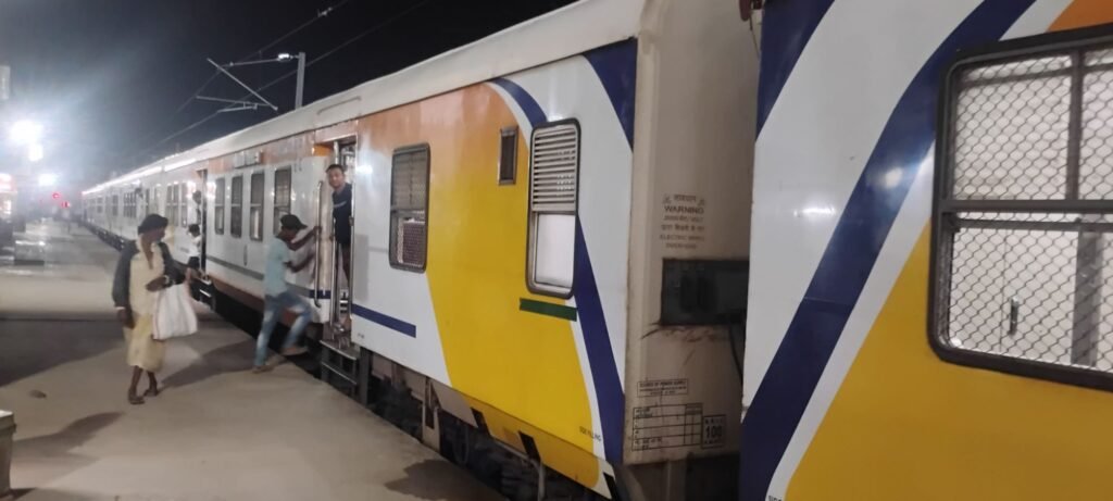 तकनीकी खराबी से कोडरमा-वैशाली मेमू ट्रेन हुई लेट, गया में बदली गई रैक, रास्ते में यात्रियों का हंगामा 2 image editor output image 819691544 17862919628433724133340732032951 तकनीकी खराबी से कोडरमा-वैशाली मेमू ट्रेन हुई लेट, गया में बदली गई रैक, रास्ते में यात्रियों का हंगामा