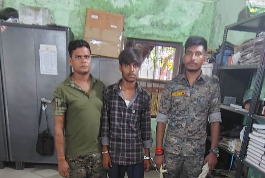 गया में शराब तस्करी का भंडाफोड़, सात गिरफ्तार, दो टेंपो और कार भी जब्त, झारखंड निर्मित देसी विदेशी शराब भी बरामद 1 image editor output image 844626611 17862879020961946961755489711478 गया में शराब तस्करी का भंडाफोड़, सात गिरफ्तार, दो टेंपो और कार भी जब्त, झारखंड निर्मित देसी विदेशी शराब भी बरामद